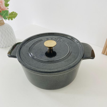 Discover the Versatility of a 26cm Enamel Pot for Your Kitchen